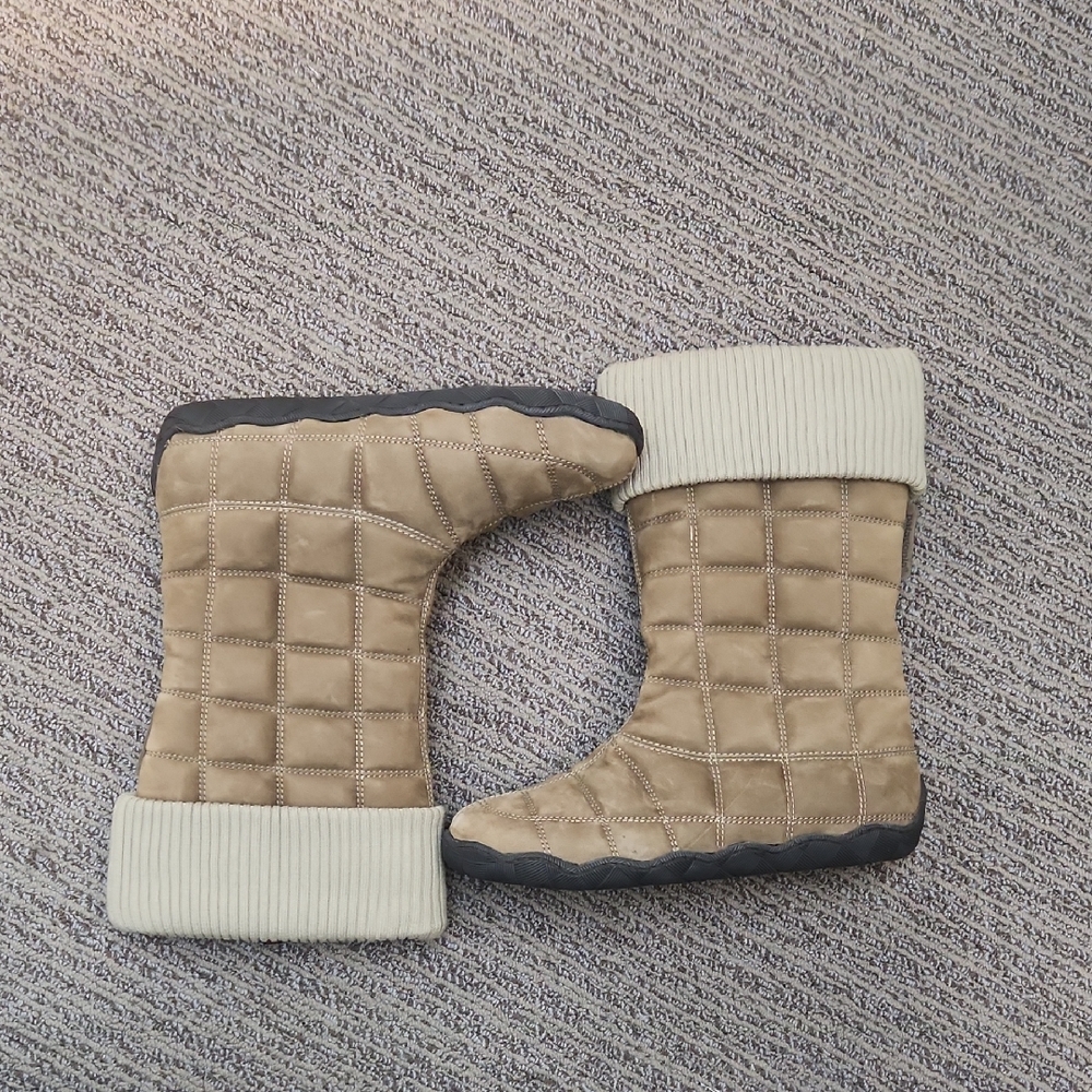 Patagonia Ginko Moss Quilted Boots Size 11